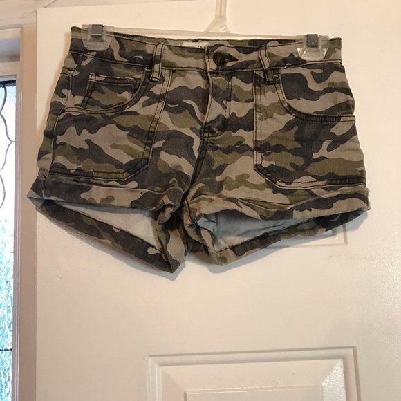 Forever 21 - Women’s Camouflage Short Shorts - 24 - Picture 2 of 3